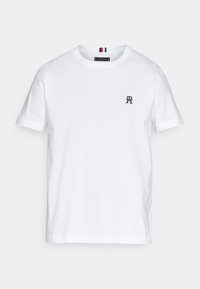 T-shirt bianca in cotone con maniche corte, con logo blu navy sul petto e dettaglio a righe sul colletto in rosso, bianco e blu.