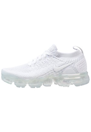 Chaussure de running Nike blanche avec empeigne tricotée, semelle translucide amortie par de l'air, lacets et emblématique swoosh Nike sur le côté.