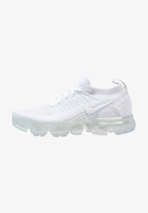 Chaussure de running Nike blanche avec empeigne tricotée, semelle translucide amortie par de l'air, lacets et emblématique swoosh Nike sur le côté.