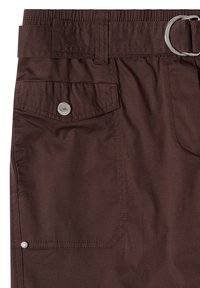 Section de jupe en tissu marron avec une poche à rabat sécurisée par un bouton argenté, des passants de ceinture et une boucle de ceinture double anneau argentée.