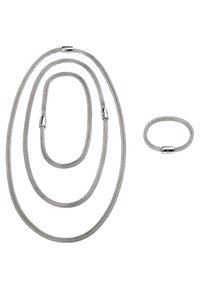 Sølv netsmykke sæt med tre fleksible kæder i forskellige længder og en matchende ring, alle med glatte, cylindriske metal accenter.