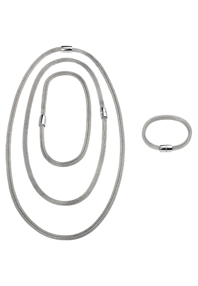 Sølv netsmykke sæt med tre fleksible kæder i forskellige længder og en matchende ring, alle med glatte, cylindriske metal accenter.