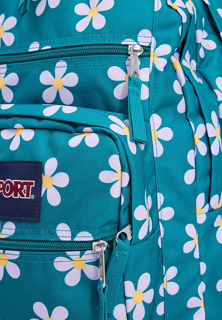 Mochila verde azulado con un patrón de margaritas blancas y amarillas, con múltiples bolsillos con cremallera y un parche de logo. Fabricada en tejido duradero.