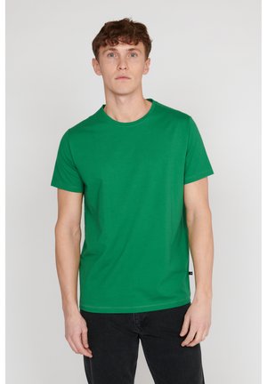 Grünes Baumwoll-T-Shirt mit Rundhalsausschnitt und kurzen Ärmeln, das eine glatte Textur und minimale Nähdetails aufweist.