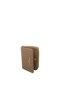 Portafoglio in pelle color tan con finitura testurizzata, dotato di una cerniera dorata e dettagli del logo. Forma compatta e rettangolare con chiusura a scatto.