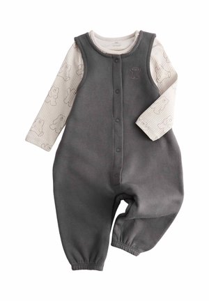 Grauer ärmelloser Baby-Strampler mit Druckknöpfen über einem cremefarbenen Langarmshirt mit braunen Teddybärmotiven.
