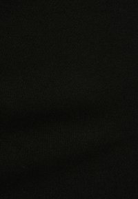 Tela elástica negra con una textura suave y un brillo sutil. Color uniforme sin patrones visibles ni adornos.