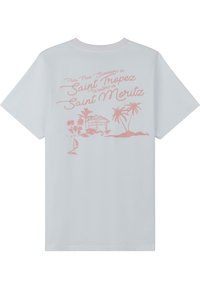 Svijetloplava pamučna majica kratkih rukava. Sadrži ružičasti retro stil tekst i grafiku palmi i kuće na leđima.
