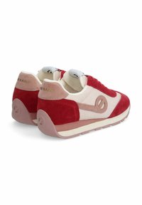 Baskets sportives rouges et roses en matériaux en maille et en daim, avec une semelle rose clair et un marquage doré au niveau du talon.