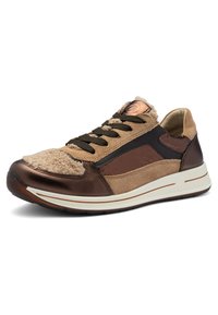 Baskets marron et beige avec textures mixtes en suède, cuir et peau lainée, lacets foncés et semelle en caoutchouc blanche.