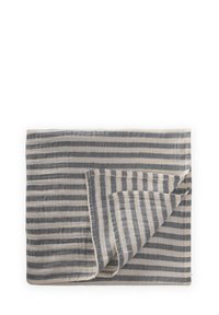 Prugasta tekstilija z izmeničnimi sivo in kremastimi horizontalnimi črtami, z mehko teksturo in zloženim vogalom, ki razkriva večplastno zasnovo.