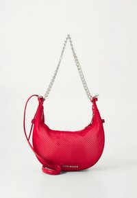 Sac à main matelassé rouge avec une forme incurvée, une bandoulière en chaîne argentée et un détail de logo. Fabriqué en matériau synthétique texturé.