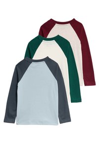 Drei Langarm-T-Shirts mit kontrastierenden Raglanärmeln. Farben: hellblau, grün, creme, burgunderrot mit glatter Baumwolltextur.