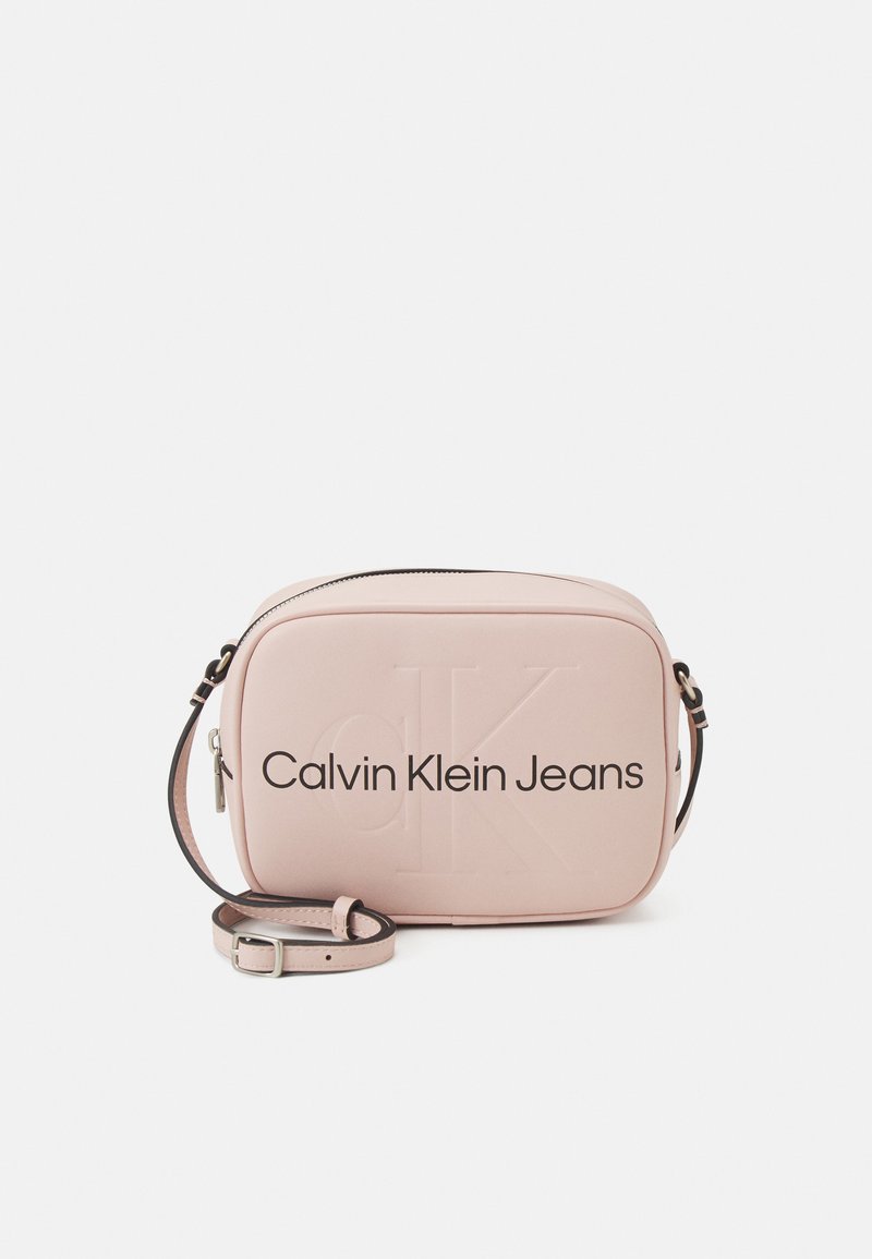 Calvin Klein Jeans - SCULPTED CAMERA MONO - Umhängetasche - pale conch, Vergrößern