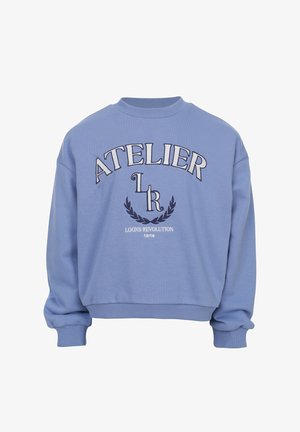 Lichtblauwe trui met ronde hals met de tekst "ATELIER LR" en "LOOXS REVOLUTION 10/16" op de voorkant, gedrukt met een lauwerkransontwerp.