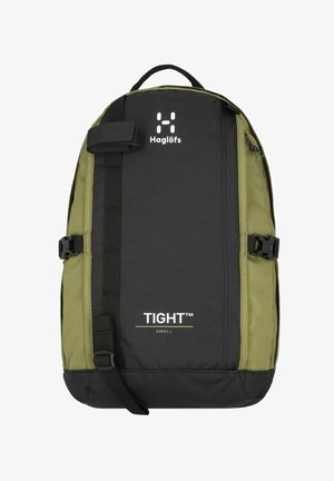 Schwarzer und grüner Rucksack mit Logo, das ein robustes Design, Seitenriemen und einen vorderen Schnallenverschluss aufweist. Der Text lautet "TIGHT™ SMALL." Texturiertes Gewebe.