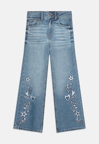 Jeans de pierna ancha en azul claro, confeccionados en denim, con bordados de diseños florales y corazones en las piernas, con un cierre de botón en la parte delantera y bolsillos.