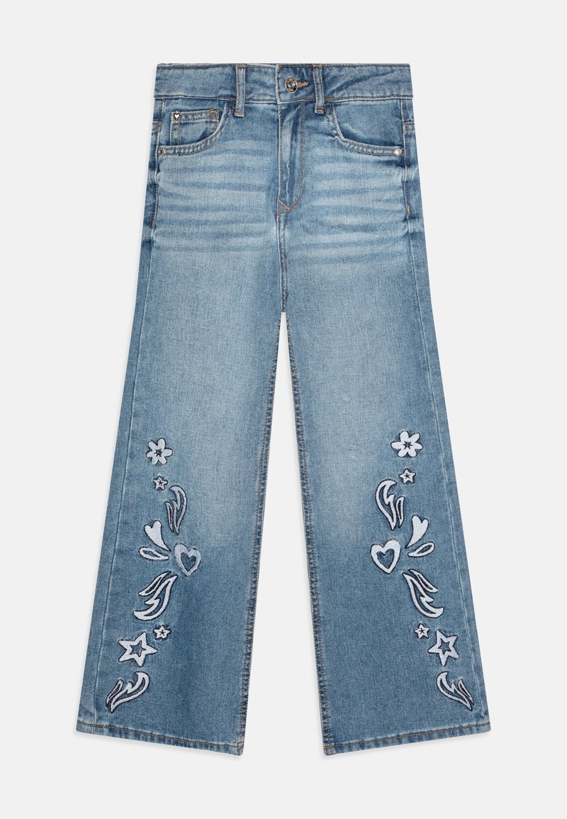 Jeans de pierna ancha en azul claro, confeccionados en denim, con bordados de diseños florales y corazones en las piernas, con un cierre de botón en la parte delantera y bolsillos.