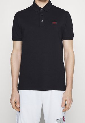 Czarny polo z guzikowym kołnierzykiem, krótkimi rękawami i małym czerwonym prostokątnym logo na piersi. Wykonane z gładkiego materiału.