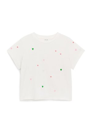 Biały krótki crop top z krótkim rękawem, z rozproszonymi małymi wyszywanymi sercami w zielonym, różowym i czerwonym na przodzie i rękawach.