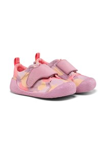Zapatos infantiles rosas y morados con un suave upper de tela que presenta un patrón de camuflaje, tiras de Velcro dobles y suela de goma texturizada.