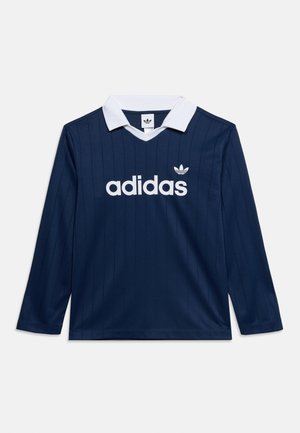 Granatowa długa koszulka Adidas z białymi prążkowanymi paskami, białym kołnierzykiem i białym logo Adidas na klatce piersiowej.