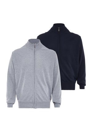 Zwei langärmlige Reißverschluss-Pullover, einer hellgrau und einer schwarz, jeweils mit hohem Kragen sowie gerippten Bündchen und Saum.