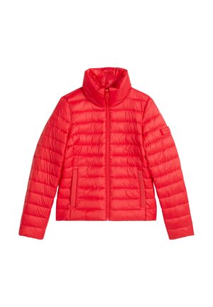 Czerwona pikowana kurtka z wysokim kołnierzem, przednim zamkiem błyskawicznym i dwoma bocznymi kieszeniami. Charakteryzuje się pikowaną teksturą i dopasowanym krojem.