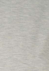 Tejido gris claro con una textura suave y variaciones sutiles en el tono, que presenta un fino patrón acanalado en toda su superficie.