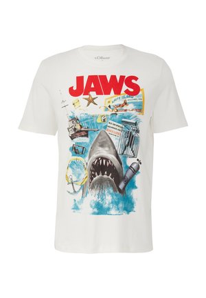 Weißes Baumwoll-T-Shirt mit einem grafischen Design eines Hais und Strandelementen. Der Text "JAWS" in kräftigem Rot, umgeben von bunten Bildern und Akzenten.