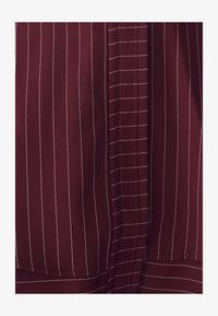 Ikke valgt, burgundy pinstripe