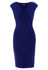 Granatowa sukienka z krótkimi rękawami w formie peleryny, marszczonym detalem w talii i dekoltem w serek. Wykonana z gładkiej tkaniny, o długości do kolan, dopasowany fason.