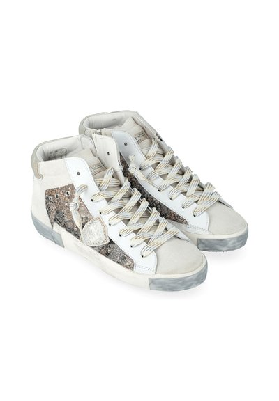 Sneaker alte in suede bianco, con lati a motivo pitone, lacci a strisce beige e bianchi e suole in gomma grigia consumate.