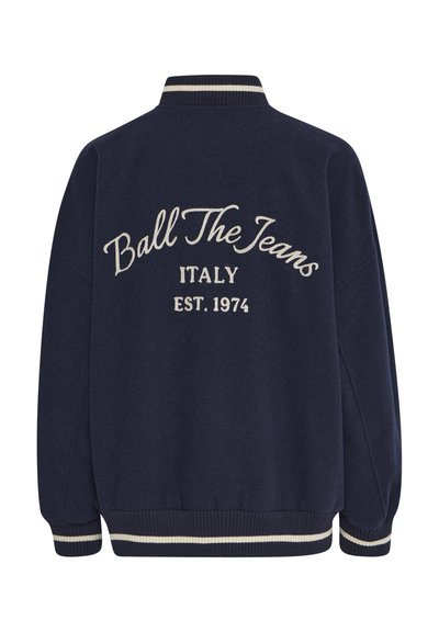 Sweatshirt bleu marin cu text brodat "Ball The Jeans, ITALY, EST. 1974." Are guler și manșete ribbate contrastante. Textură moale.