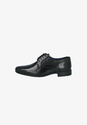 Zapato formal de cuero negro para hombre con cierre de cordones en la parte delantera, tacón bajo, paneles lisos y con textura, mostrado de perfil sobre un fondo blanco.