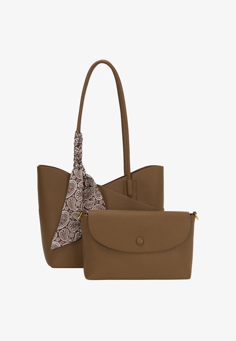 Bruine leren tote bag met een paisley-gepatenteerde sjaal die aan het handvat is geknoopt en een bijpassend ritsvakje. Gedeeltelijk gestructureerde afwerking.