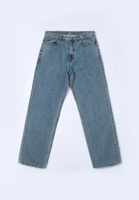 Blaue High-Waist Straight-Leg Denim-Jeans mit Fronttaschen und Gürtelschlaufen, flach auf einem hellen Hintergrund ausgelegt.