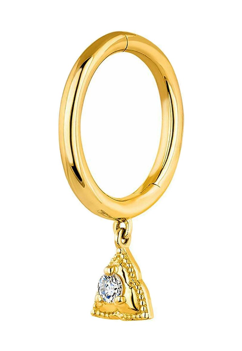 Pendiente de aro dorado con un acabado suave y un colgante triangular que presenta una piedra preciosa transparente y un detallado intrincado.