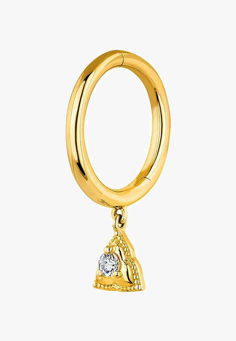 Pendiente de aro dorado con un acabado suave y un colgante triangular que presenta una piedra preciosa transparente y un detallado intrincado.