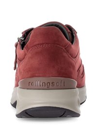 Rode suede sportieve schoen met een gevoerde kraag, voorzien van een opvallende grijze zool en een verzonken "rollingsoft" detail op de hiel.