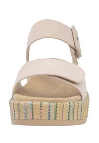 Helle rosa Wildledersandale mit einem breiten Riemen, verstellbarem Schnallenverschluss und einer strukturierten, mehrfarbigen geflochtenen Plattform-Sohle.