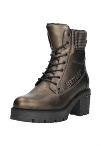 Bronzen metallic enkelboot met zwarte veters, getextureerde stoffen manchet, dikke hak en rubberen zool. Kenmerkt zich door logo aan de zijkant.
