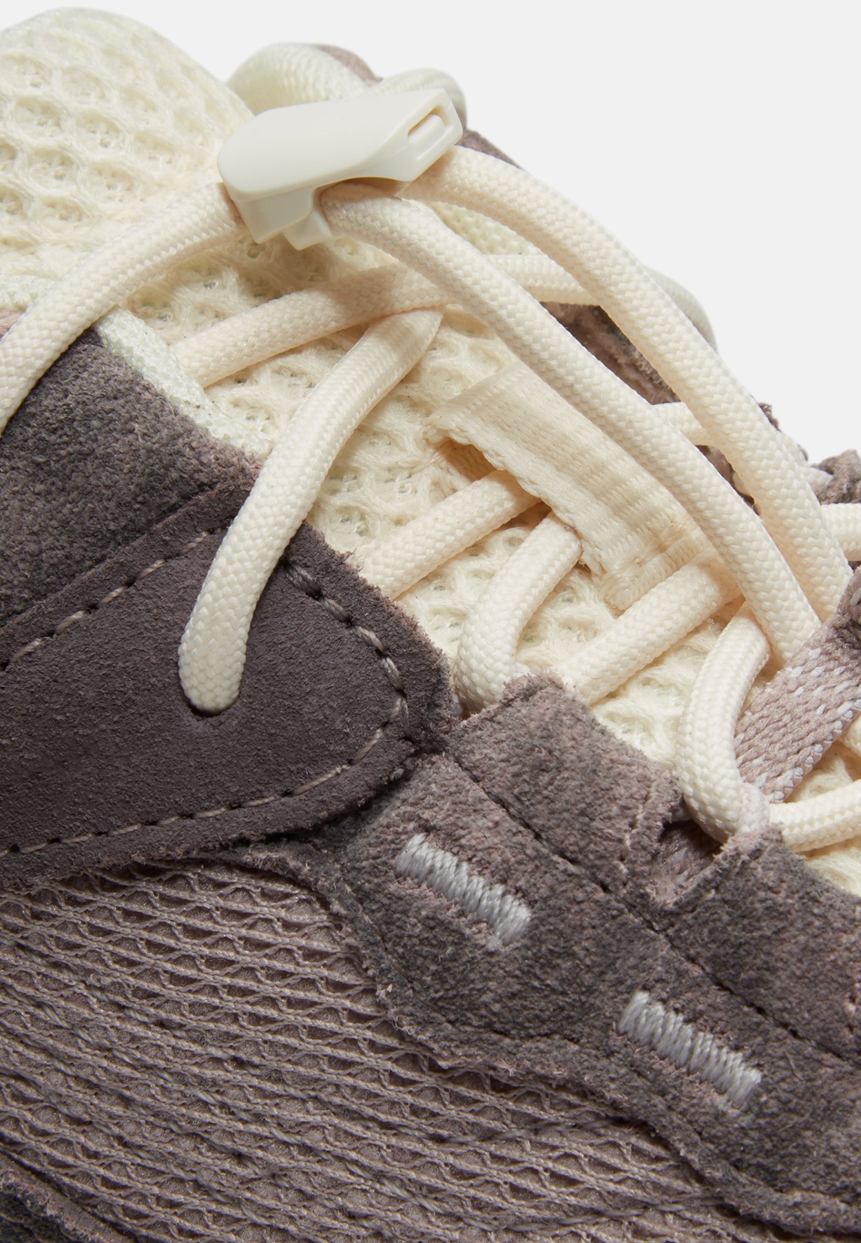 LOW LACE-UP WATERPROOF SNEAKER.