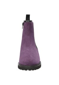 Bottines en daim violet avec un bout rond, fermeture éclair et semelle en caoutchouc noir texturé. Présente un tirant à l'arrière pour un enfilage facile.