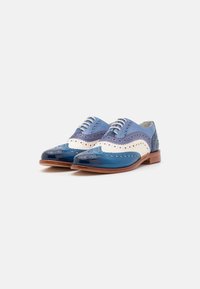 Brogue in pelle bicolore blu con dettagli perforati, caratterizzati da una punta blu scura, una tomaia blu chiaro e una suola in legno.