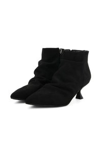 Stivaletti in suede neri con punta affusolata, texture arricciata e tacco a stiletto corto. Presentano una cerniera laterale per una facile calzata.