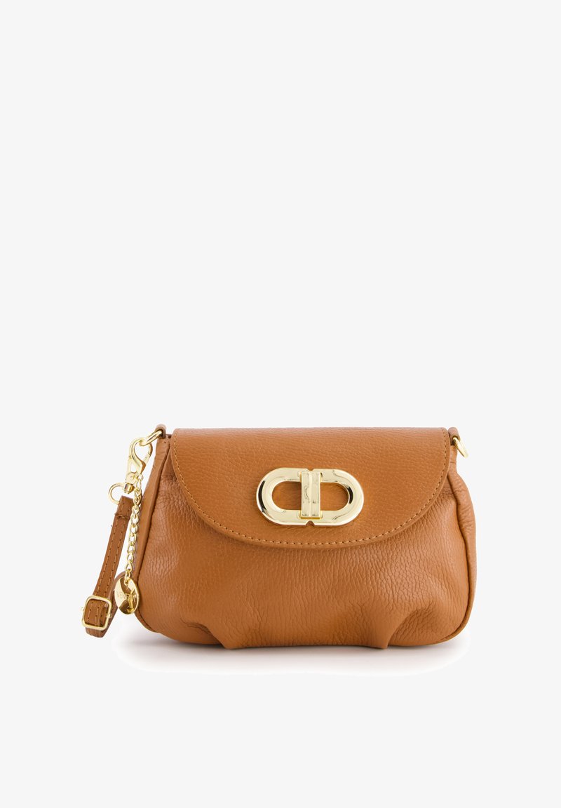 Tan leren clutch met een afgeronde vorm, gouden hardware en een decoratieve sluiting. Beschikt over een afneembare kettingriem. Gelaagde afwerking.