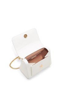 Borsa a tracolla in pelle bianca con bottone a pressione in tono oro, manico a catena e un unico scomparto foderato in tessuto beige. Presenta una tasca frontale.
