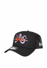 Schwarze Kappe mit lila Oktopus-Stickerei und roten Akzenten, Netzrücken, gebogenem Schirm und Snapback-Verschluss für eine verstellbare Passform.