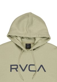 Licht olijfgroene hoodie met een capuchon met trekkoord, een groot marineblauw logo "RVCA" aan de voorkant en een label zichtbaar aan de binnenkant van de kraag.